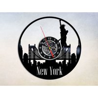 New York Vinyl Wanduhr, Wandkunst Dekoration, Geschenkideen, Skyline von SergioArtStudio