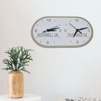 Personalisierte Zwei Zeitzonen Uhr | Abgerundet Mit Wandbefestigung & Tischständer. Viele Farben Und Horizontale Oder Vertikale Optionen von ServeWell