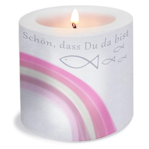 Serviettenshop Kerze rund Rainbow Fishes rosa | Kommunion,Konfirmation, Taufe für Mädchen mit Regenbogen und Fische | Schön DASS du da bist | Ø 8cm | Höhe 7,5cm von Serviettenshop