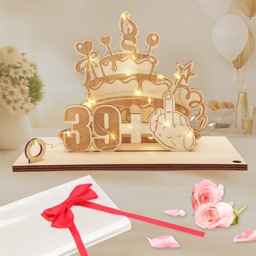 Seutgjie Deko 40 Geburtstag, Geschenkideen 40 Geburtstag Mann Frau Geldgeschenke Verpackung mit LED Lichterkette Fliege und Geschenkpapier für Jubiläum Tischdeko Seutgjie Deko 40 Geburtstag, Geschenkideen 40 Geburtstag Mann Frau Geldgeschenke Verpackung mit LED Lichterkette Fliege und Geschenkpapier für Jubiläum Tischdeko von Seutgjie