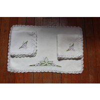 Jahrgang Tischsets | 2 Und Passenden Servietten | 4 Mit Trauben Hand Bestickten Gehäkelt Spitzenabschluss Jahrgang Tischsets | 2 Und Passenden Servietten | 4 Mit Trauben Hand Bestickten Gehäkelt Spitzenabschluss von SevarioVintage