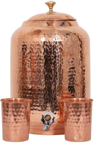 Trinkgeschirr-Wasserspender aus reinem Kupfer, 8 l, gehämmerte Oberfläche, Ayurveda-Gesundheitsheilung, 8 Liter Fassungsvermögen, Wasserbehälter mit 2 passenden Gläsern und 1 Kupferflasche von Seven Chakra Tree