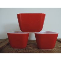 Red Pyrex Kühlschrank Geschirr Set Von 3 Pyrex Mini Auflaufformen Dessert Service von SevenSeven52Vintage