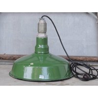 Vintage Grüne Emaille Pendelleuchte Industrie Reflektor 30Er Ivanhoe Linie Deep Dome Fabrikleuchte Weißes Porzellan Interior Set Dez von SevenSeven52Vintage