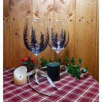 Gemalte Festliche Fichten-Weingläser/Kerzengläser, Winterweingläser, Handgemalte Weingläser von SeventhHall