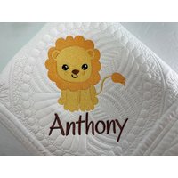 Erbstück Baby Quilt, Personalisierte Löwe Andenken Quilt Decke, Kinderzimmer Andenken, Babypartygeschenk von SewCuteBabyQuiltsUS