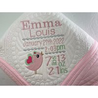 Erbstück Baby Quilt, Personalisierte Mädchen Gestickte Vogel Geburt Statistik Ankündigung Andenken Quilt Decke von SewCuteBabyQuiltsUS