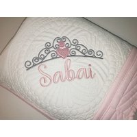 Erbstück Baby Quilt, Personalisierte Prinzessin Tiara Crown Girl Andenken Geschenk Quilt Decke von SewCuteBabyQuiltsUS