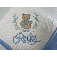Erbstück Baby Quilt, Personalisierte Teddybär Heirloom Quilt Erinnerungsdecke; Babypartygeschenk, Neugeborenenandenken-Baby-Geschenk von SewCuteBabyQuiltsUS