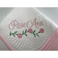 Erbstück Baby Quilt Mit Blumenrosen, Personalisierte Rose Decke Namen, Personalisiertes Andenken, Babypartygeschenk von SewCuteBabyQuiltsUS