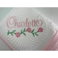 Erbstück Baby Quilt Mit Blumenrosen, Personalisierte Rose Decke Namen, Personalisiertes Andenken, Babypartygeschenk Erbstück Baby Quilt Mit Blumenrosen, Personalisierte Rose Decke Namen, Personalisiertes Andenken, Babypartygeschenk von SewCuteBabyQuiltsUS