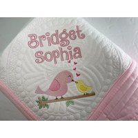 Heirloom Baby Quilt, Personalisierte Baby-Mädchen-Vogel-Quilt-Decke, Mutter & Baby-Vogel-Quilt-Decke, Baby-Andenken-Erbstück-Geschenk von SewCuteBabyQuiltsUS