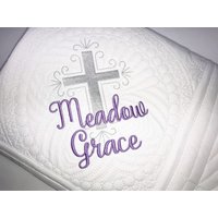 Heirloom Baby Quilt, Taufe/Konfirmation Personalisierte Girl Cross Gestickte Andenken Decke von SewCuteBabyQuiltsUS