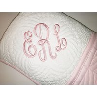 Monogramm-Baby-Decke, Personalisierte Baby-Erbstück-Baby-Quilt, Baby-Andenken-Geschenk Mit Monogramm, 3 Anfangsmonogramm-Baby-Quilt-Decke von SewCuteBabyQuiltsUS