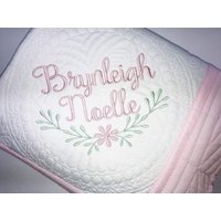 Personalisierte Baby-Erbstück-Baby-Quilt, Personalisierte Baby-Quilt, Schöne Weiche Blumen Baby-Erbstück-Andenken-Decke Personalisierte Baby-Erbstück-Baby-Quilt, Personalisierte Baby-Quilt, Schöne Weiche Blumen Baby-Erbstück-Andenken-Decke von SewCuteBabyQuiltsUS
