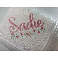 Personalisierte Baby-Erbstück-Baby-Quilt, Schöne Weiche Gänseblümchen-Blumen-Heirloom-Quilt, Baby-Andenken-Geschenk, Baby-Dusche-Geschenk Für Mädchen von SewCuteBabyQuiltsUS