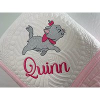Personalisierte Baby-Mädchen-Erbstück-Baby-Quilt, Katzen-Kätzchen-Quilt, Schöne Personalisierte Kätzchen-Katzen-Baby-Mädchen-Decke Personalisierte Baby-Mädchen-Erbstück-Baby-Quilt, Katzen-Kätzchen-Quilt, Schöne Personalisierte Kätzchen-Katzen-Baby-Mädchen-Decke von SewCuteBabyQuiltsUS