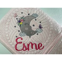 Personalisierte Baby Mädchen Mond Und Sterne Heirloom Quilt, Blumen Andenken Geschenk, Shower Geschenk Für von SewCuteBabyQuiltsUS