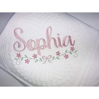 Personalisierte Baby Mädchen Rosa & Weiß Blumen Heirloom Quilt Decke, Babyparty Geschenke Für von SewCuteBabyQuiltsUS