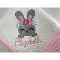 Personalisierte Häschen Baby Mädchen Erbstück Quilt, Decke, Baby-Dusche-Geschenk, Geschenk, Andenken Geschenk von SewCuteBabyQuiltsUS