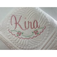 Personalisiertes Erbstück Baby Quilt, Schöne Weiche Florale Personalisierte Mädchen Andenken Quilt Decke, Monogrammed von SewCuteBabyQuiltsUS