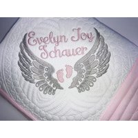 Tröstendes Trauermonument Beileid Personalisiertes Andenken-Baby-Erbstück-Quilt | Decke Mit Engelsflügeln Und Baby-Fußabdrücken von SewCuteBabyQuiltsUS
