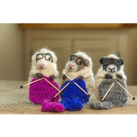 Strickschafe Bündel - 3 Handgefertigte Wolle Schaf Spielzeuge, Weich Und Niedlich Kinderzimmer Dekor, Geschenk Für Strickerinnen & Landhaus-Stil Strickschafe Bündel - 3 Handgefertigte Wolle Schaf Spielzeuge, Weich Und Niedlich Kinderzimmer Dekor, Geschenk Für Strickerinnen & Landhaus-Stil von SewHeartFeltUK