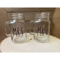 Mr. & Mrs. Mason Jar Trinkglas Set, Hochzeit Jars, Landhaus Glasses Mr. & Mrs. Mason Jar Trinkglas Set, Hochzeit Jars, Landhaus Glasses von SewMakingItShop