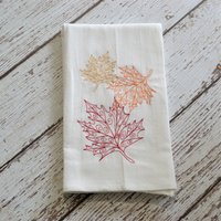 Gesticktes Geschirrtuch Mit Spitze Blättern, 30x30 Gesticktes Mehlsack Handtuch, Herbst Geschirrtuch, Saisonales Küchen Dekor, Gastgeschenk von SewMuchMoreStore