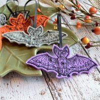 Halloween-Fledermaus-Filzornament, Besticktes Ornament, Gruseliges Geschenk, Hübsche Stickerei, Herbstdekoration von SewMuchMoreStore