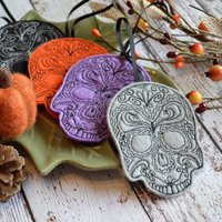 Halloween Totenkopf Filzornament, Besticktes Ornament, Gruseliges Geschenk, Hübsche Stickerei, Herbstdekoration von SewMuchMoreStore