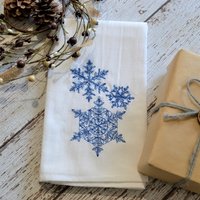 Lace Schneeflocke Besticktes Geschirrtuch, 30x30 Mehlsack-Handtuch, Winterliches Wohndekor, Küchentuch, Saisonales Handtuch, Hübsche Schneeflocken von SewMuchMoreStore