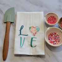 Love Geschirrtuch - Gesticktes Blumenherz Valentinstag Geschenk Saisonales Küchendekor Liebe Herz Küchentuch von SewMuchMoreStore