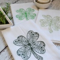 Spitze Geschirrtuch Mit Vierblättrigem Kleeblatt - St. Patrick's Day Besticktes Floursack-Handtuch Irisch Frühling von SewMuchMoreStore