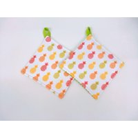 Bunte Tropenanas-Anas-Anastikerin Oder Heißpolster-Set Mit Hängeschleife Bunte Tropenanas-Anas-Anastikerin Oder Heißpolster-Set Mit Hängeschleife von SewUsefulStudios