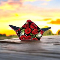 Schüssel Gemütlich Mikrowellensicher Baumwolle Suppe Heiße Topflappen in Einem Reversible Roten Mohn Und Solid Schwarz Stoff Druck von SewUsefulStudios