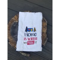 Zuhause Ist, Wo Wir Es Parken Besticktes Handtuch Zuhause Ist, Wo Wir Es Parken Besticktes Handtuch von SewYouNeek
