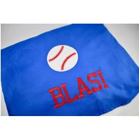 Besticktes Monogramm Cover Personalisiertes Handtuch Für Die Pool Lounge von Sewmuchfunstuff