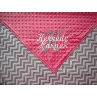 Säugling/Baby Hell Rosa Minky Und Grau Chevron Decke Mit Monogramm Name Personalisierung von SewnFromTheHeart4U