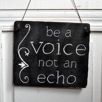 Schild Mit Spruch Be A Voice Not An Echo von Shabbyflair