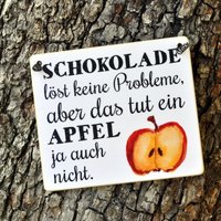 Schild Mit Spruch Schokolade Löst Keine Probleme, Ein Apfel Auch Nicht von Shabbyflair