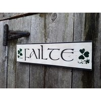 Failte Irish Welcome Shabby Primitve Schild Aus Holz Mit Shamrocks Failte Irish Welcome Shabby Primitve Schild Aus Holz Mit Shamrocks von ShabtownSigns
