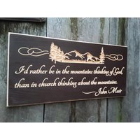 Geschnitztes Zeichen John Muir-Zitat Ich Bin Lieber in Den Bergen Und Denke An Gott, Als Der Kirche Die Berge Zu Denken. Wandergeschenk Geschnitztes Zeichen John Muir-Zitat Ich Bin Lieber in Den Bergen Und Denke An Gott, Als Der Kirche Die Berge Zu Denken. Wandergeschenk von ShabtownSigns