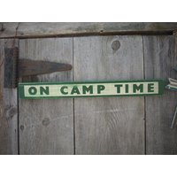 On Camp Time Schild Shabby Primitiv Bemalt Aus Holz von ShabtownSigns