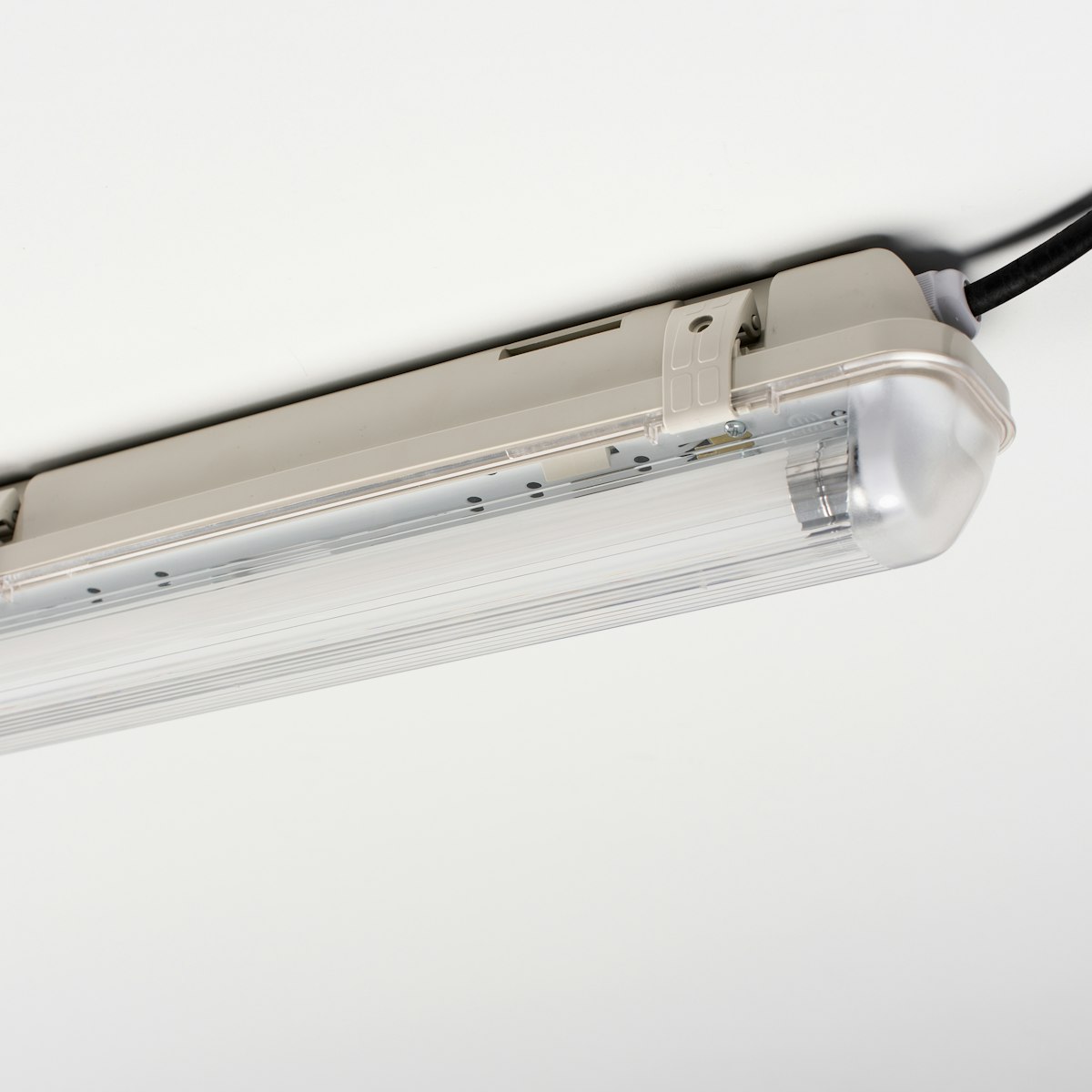 Shada LED Leuchte mit LED Röhre IP65 1X7,5W 60CM 1100LM 4000K PF0,9 inkl. einstellbarem HF-Sensor PC Clips Shada LED Leuchte mit LED Röhre IP65 1X7,5W 60CM 1100LM 4000K PF0,9 inkl. einstellbarem HF-Sensor PC Clips von Shada