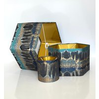 Neue Luxus-Premium-Qualität Hexagon Abstrakten Design-Lampenschirm Pendelleuchte Teal Blue Mit Gebürstetem Goldfutter von ShadesByWoodpecker