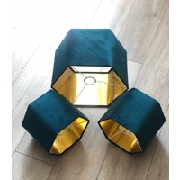 Neue Luxus-Premium-Qualität Hexagon Lampenschirm Pendelleuchte Schatten Nachtblau Mit Gebürstetem Goldfutter Neue Luxus-Premium-Qualität Hexagon Lampenschirm Pendelleuchte Schatten Nachtblau Mit Gebürstetem Goldfutter von ShadesByWoodpecker