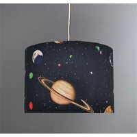 Neuer Hochwertiger Kinderzimmer-Weltraumplaneten Mit Sonnensystemmuster-Lampenschirm Und Pendelleuchte in Verschiedenen Größen Formen Erhältlich Neuer Hochwertiger Kinderzimmer-Weltraumplaneten Mit Sonnensystemmuster-Lampenschirm Und Pendelleuchte in Verschiedenen Größen Formen Erhältlich von ShadesByWoodpecker
