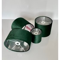 Neuer Luxus-Lampenschirm Aus Flaschengrünem Samt Und Pendelleuchte Mit Silbernem Paneelenfutter Neuer Luxus-Lampenschirm Aus Flaschengrünem Samt Und Pendelleuchte Mit Silbernem Paneelenfutter von ShadesByWoodpecker