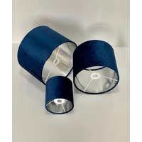 Neuer Luxus-Lampenschirm Aus Samt in Marineblau Mit Gebürstetem Silber-Panels-Futter Neuer Luxus-Lampenschirm Aus Samt in Marineblau Mit Gebürstetem Silber-Panels-Futter von ShadesByWoodpecker